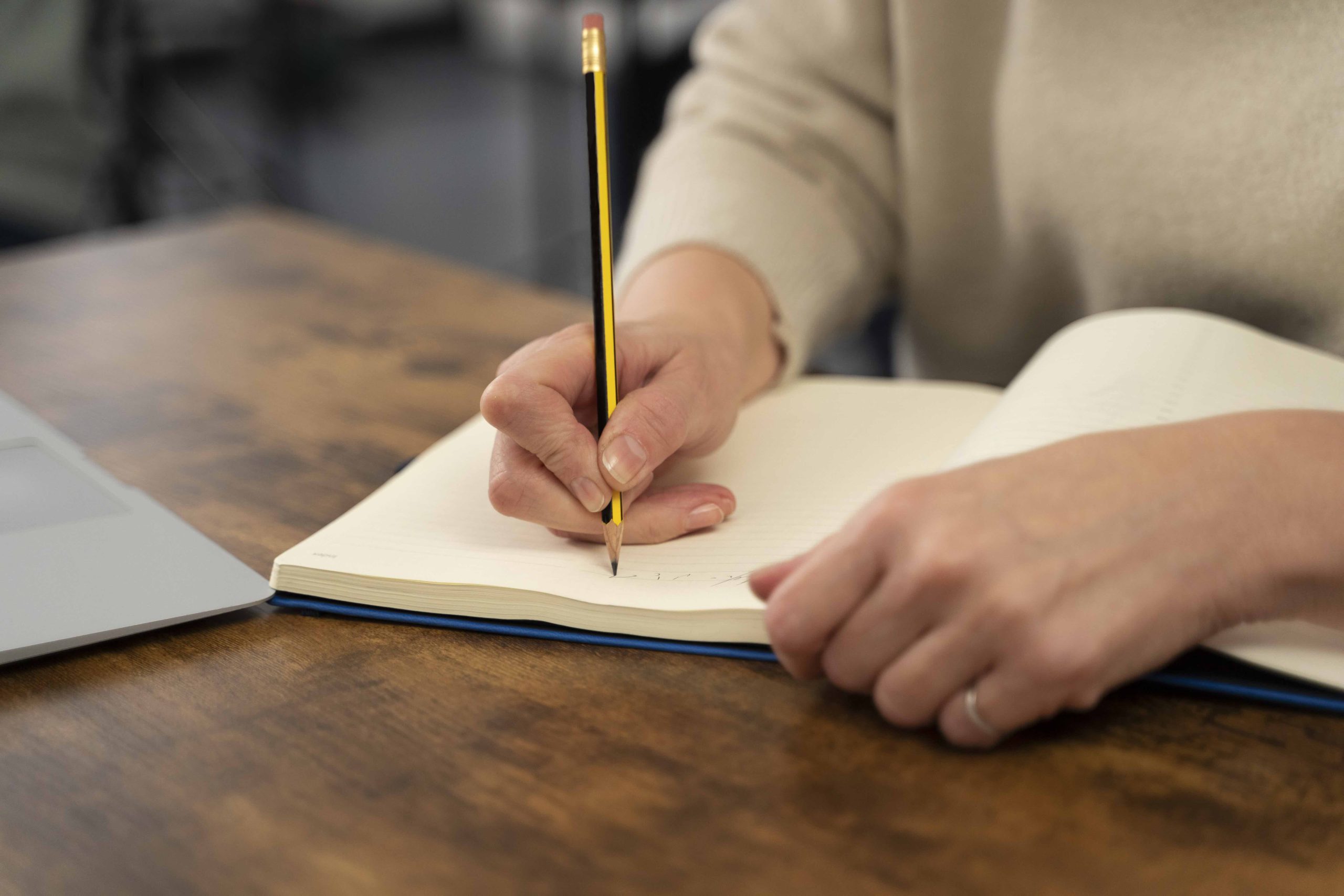 Personne qui écrit sur un cahier