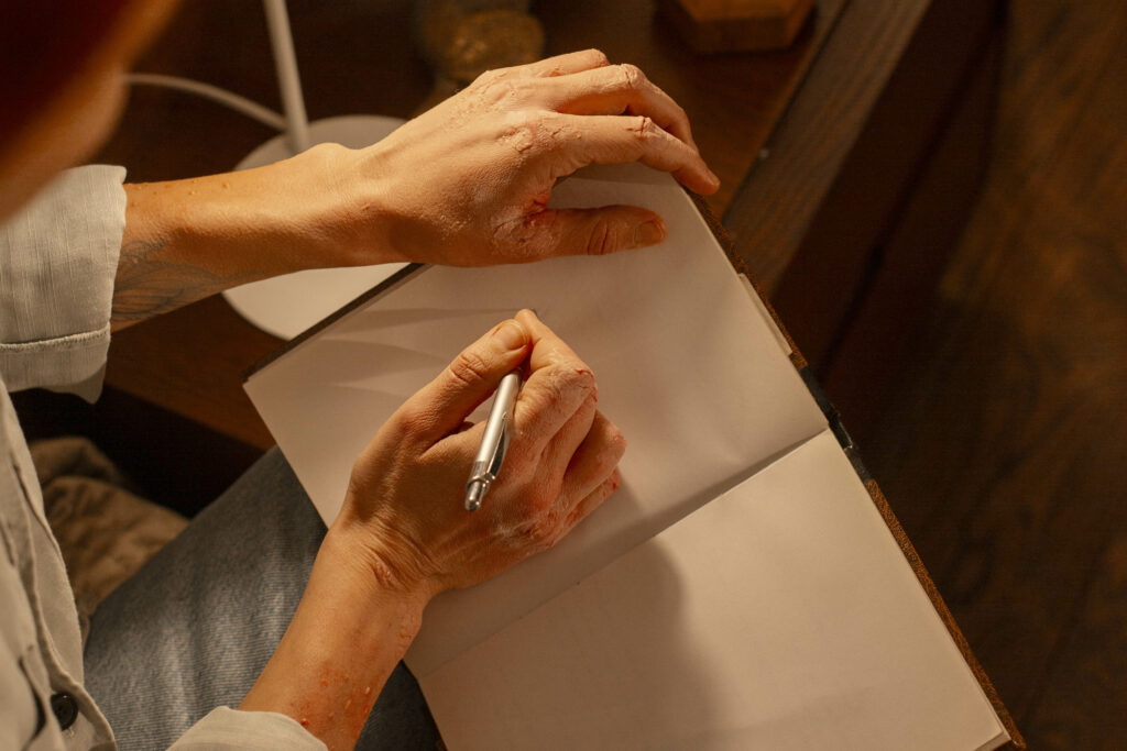 Personnage agée avec un cahier d'écriture