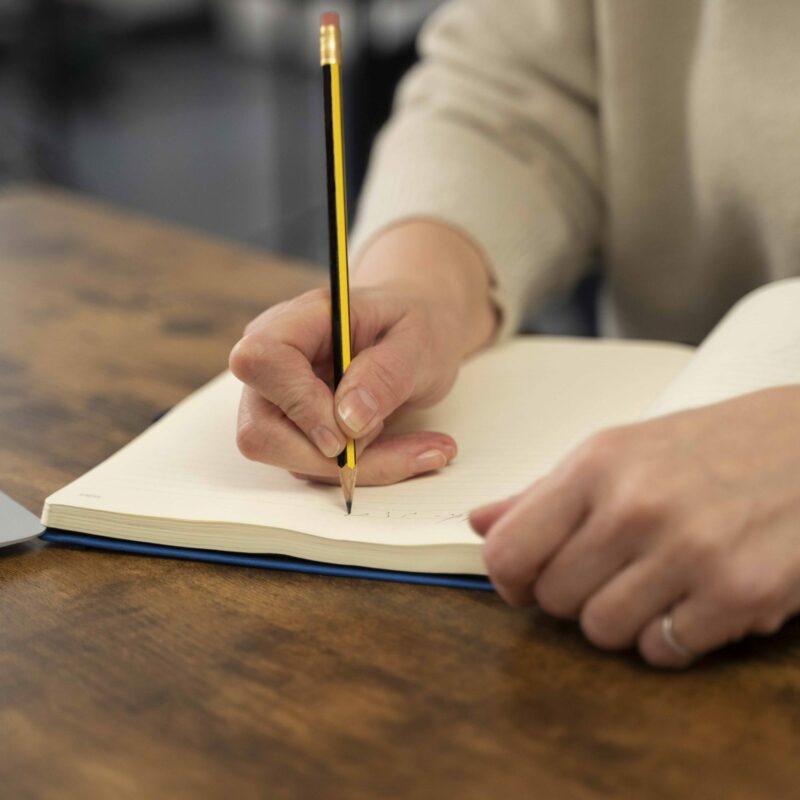 Atelier 7 Personne qui écrit sur un cahier