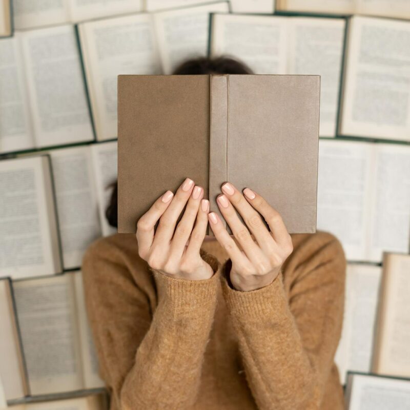 atelier 5 femme cachée derriere un livre ouvert
