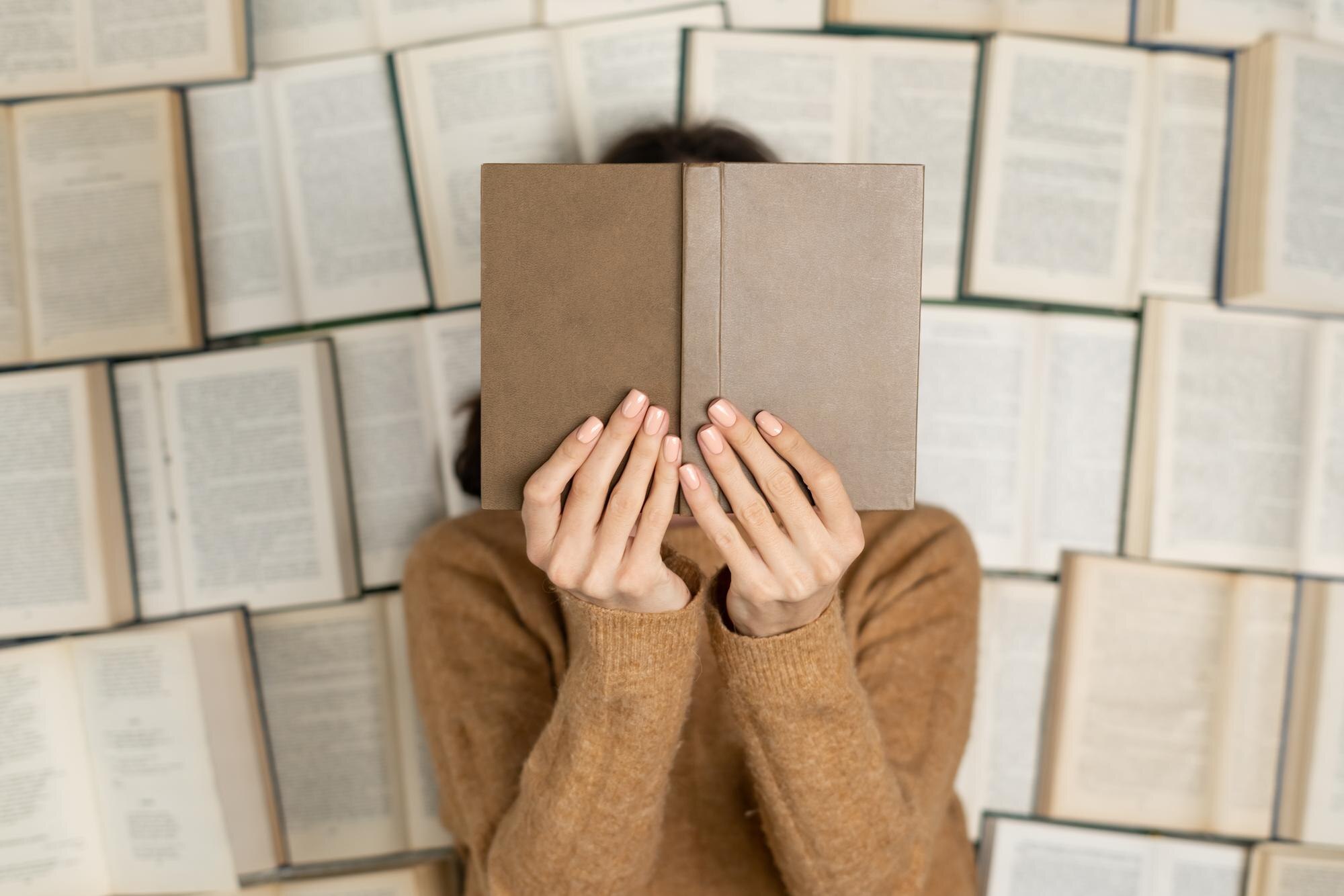 atelier 5 femme cachée derriere un livre ouvert