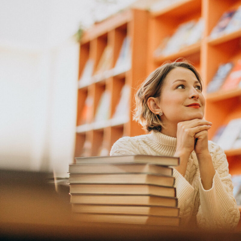 atelier 8 Femme dans une bibliotheque
